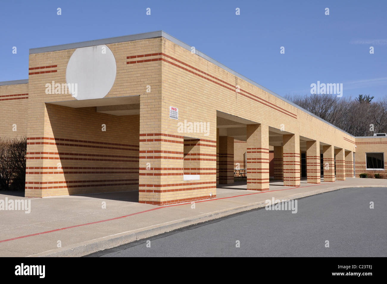 Esterno di un moderno edificio scolastico Foto Stock