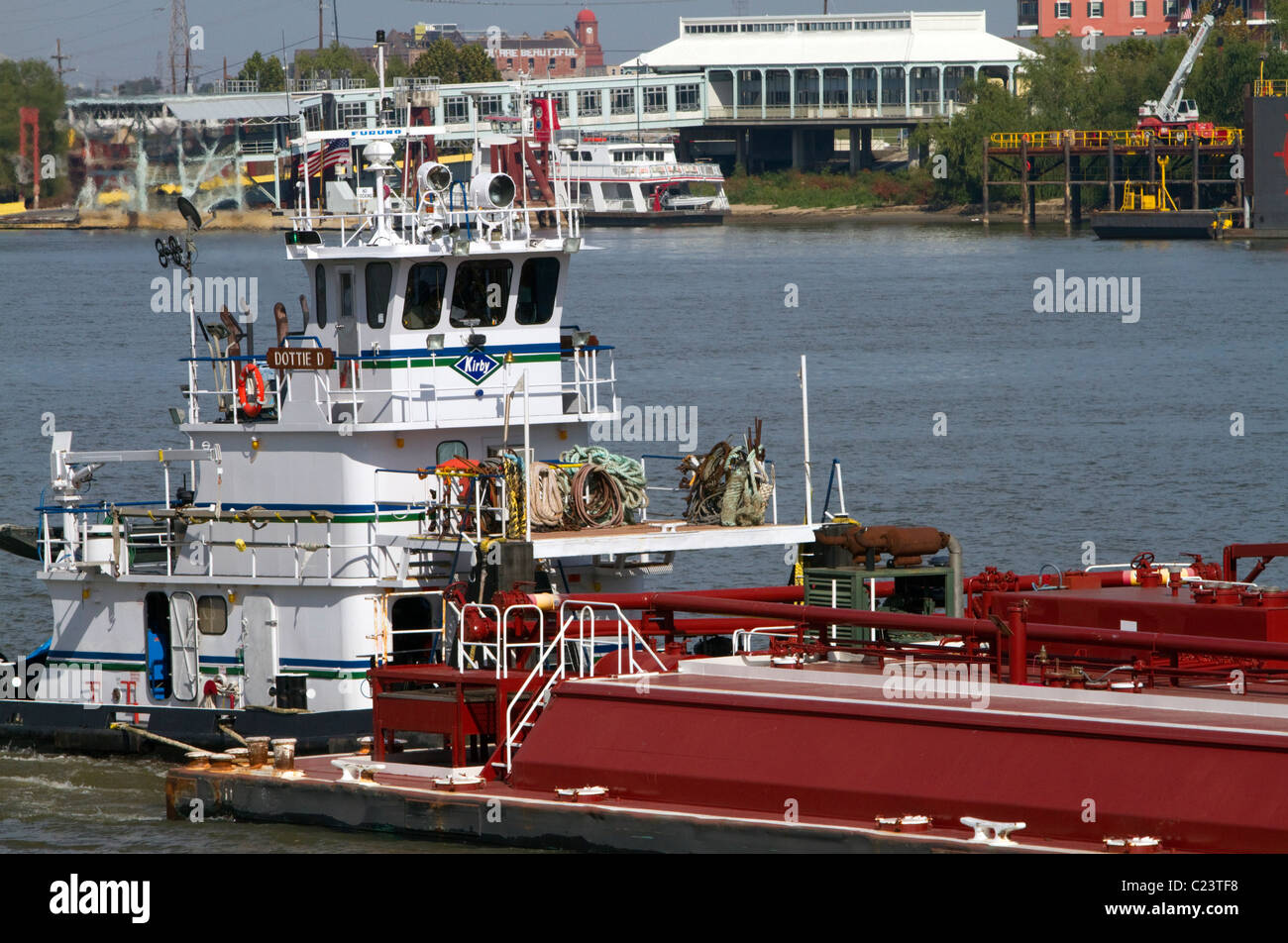 Rimorchiatore e River Barge lungo il fiume Mississippi a New Orleans, Louisiana, Stati Uniti d'America. Foto Stock