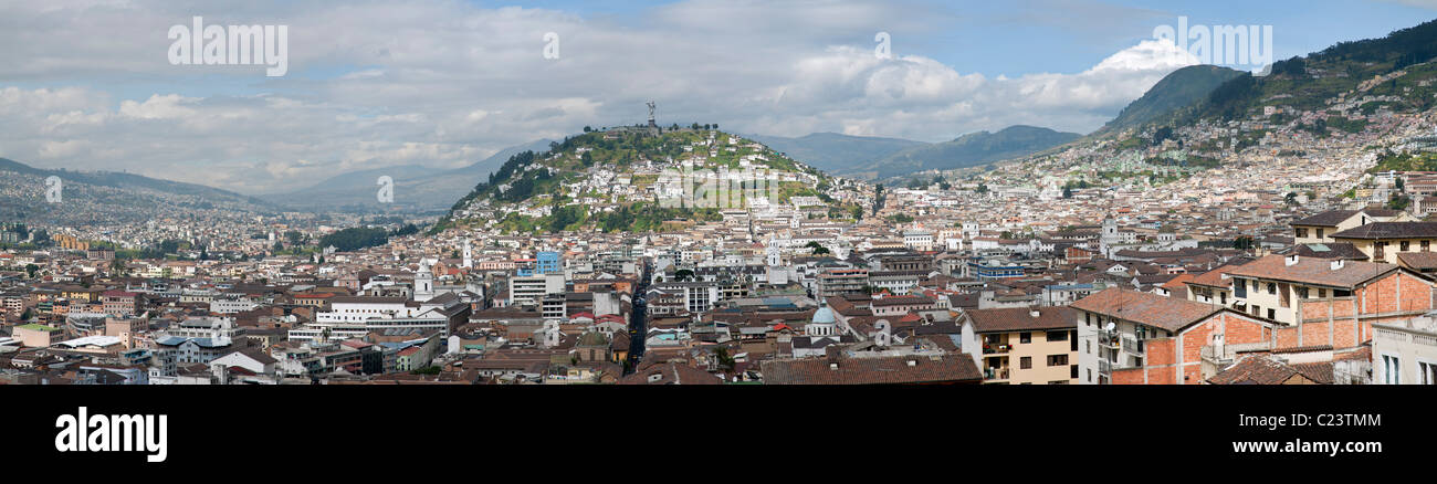 Panorama della Vergine di Quito sul Panecillo Hill dalla Basilica, Quito Ecuador Foto Stock