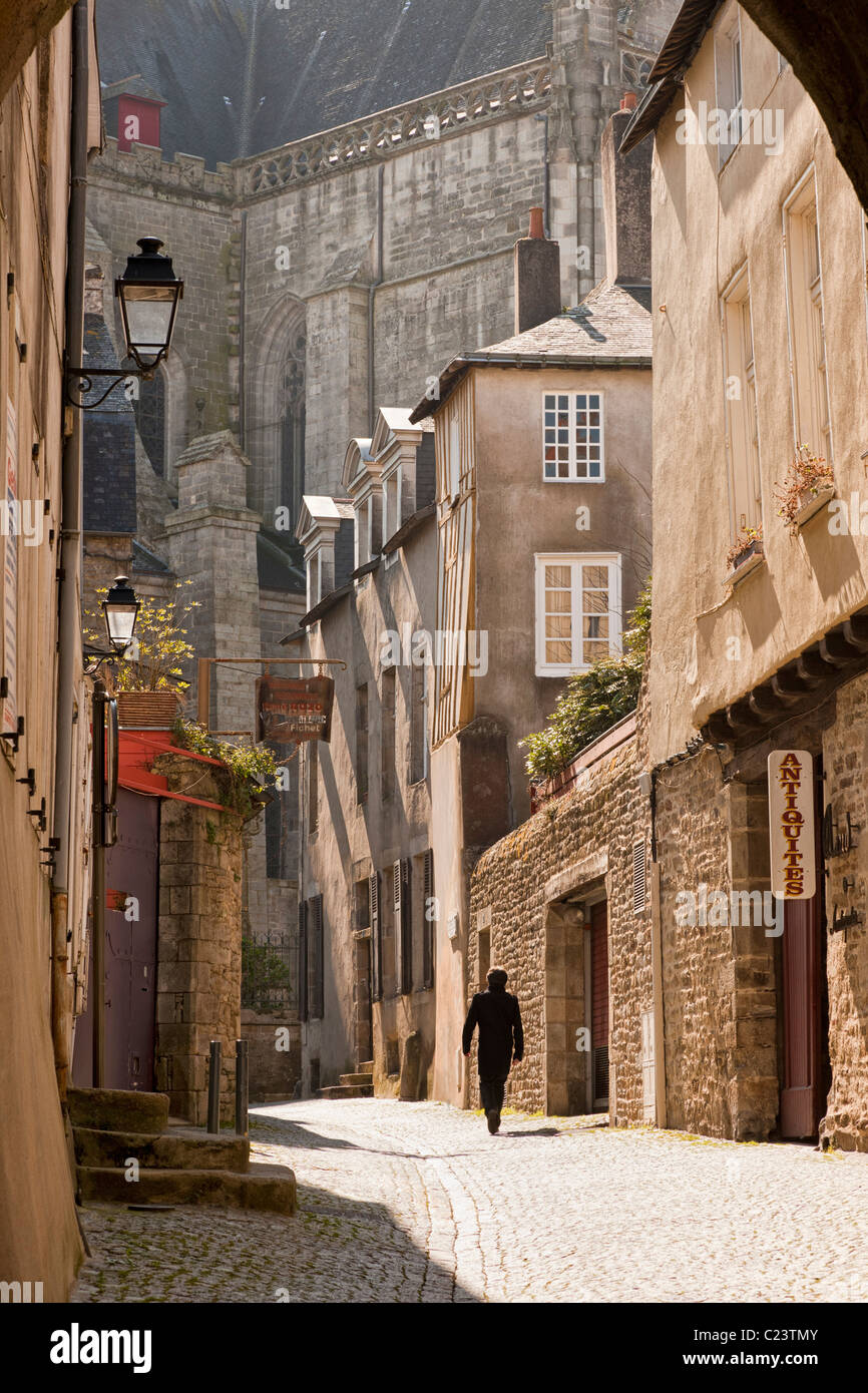 Uomo a piedi giù un antica acciottolata strada medievale a Vannes, Bretagna, Francia, Europa Foto Stock