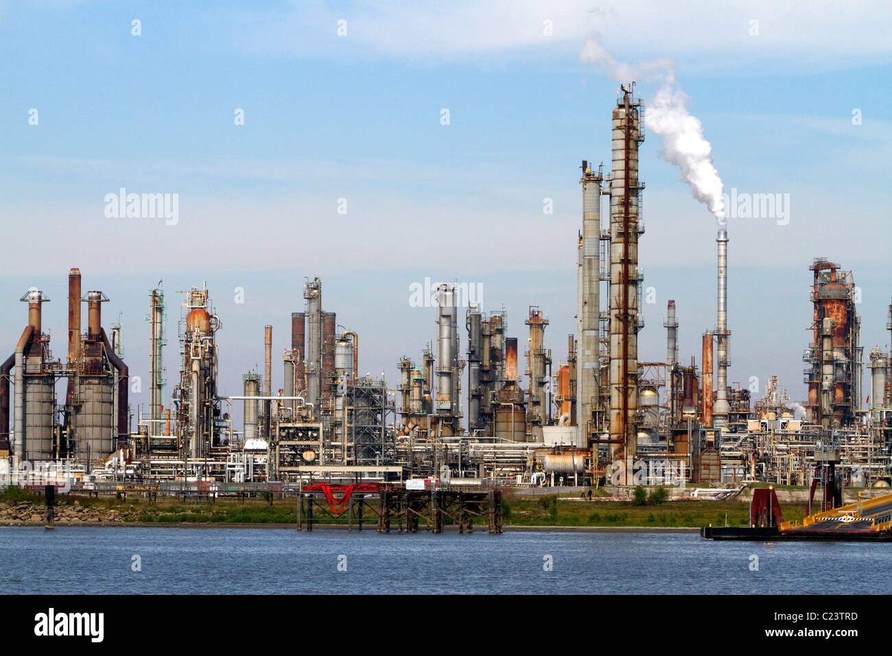 Raffineria di petrolio sul fiume Mississippi vicino a New Orleans, Louisiana, Stati Uniti d'America. Foto Stock