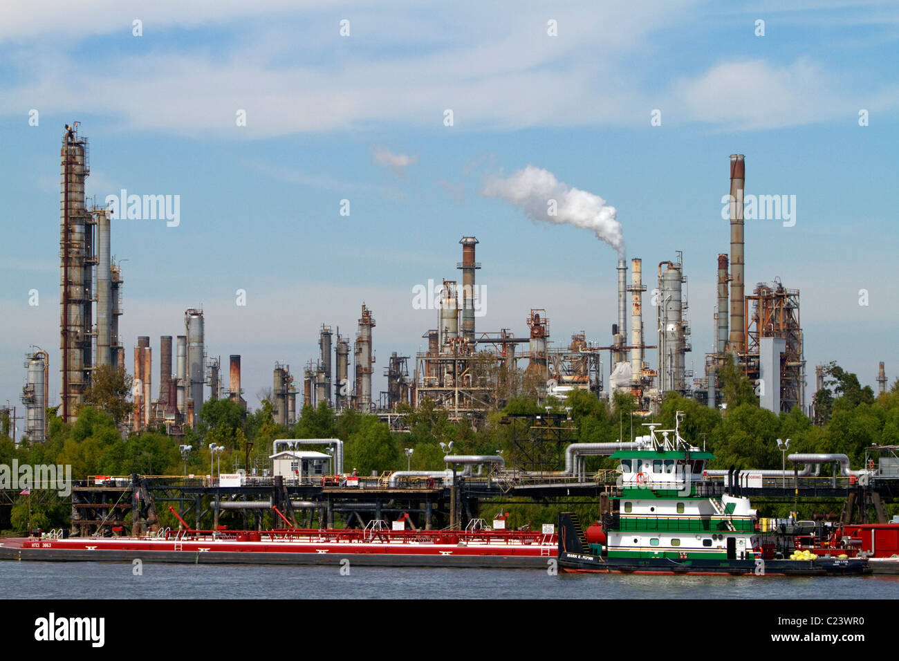 Raffineria di petrolio sul fiume Mississippi vicino a New Orleans, Louisiana, Stati Uniti d'America. Foto Stock