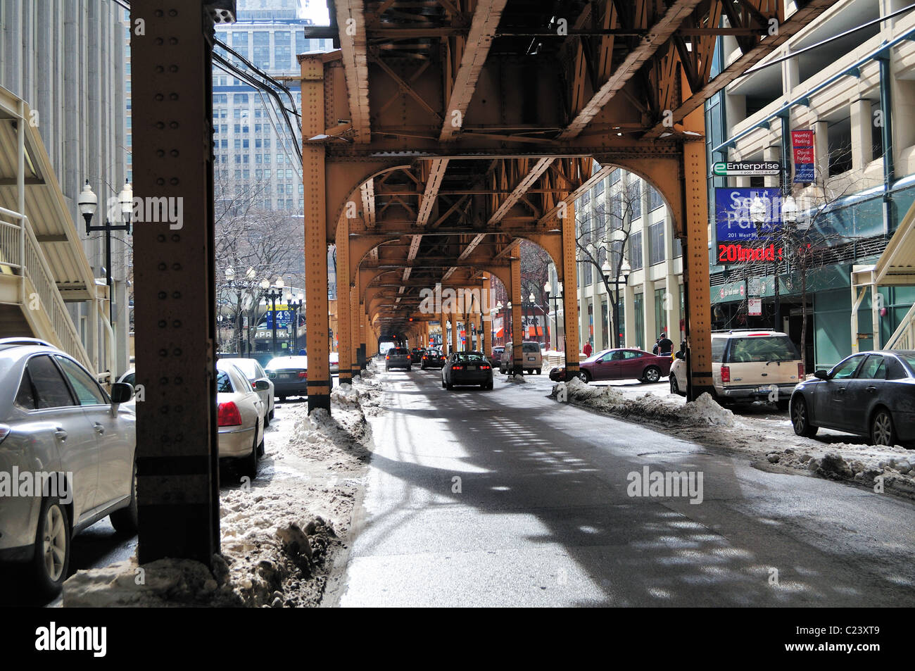 In inverno la città a seguito di una tempesta di neve e fanghiglia che si accumula intorno alle travi di supporto treno elevata le vie di Chicago, Illinois, Stati Uniti d'America. Foto Stock