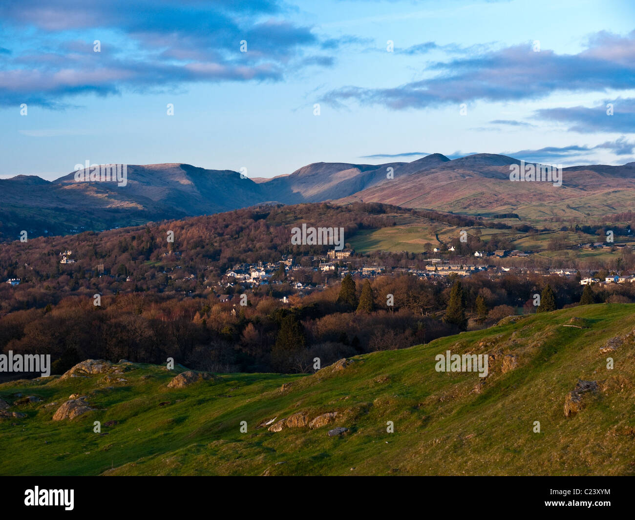 Vista di Windermere e distante fells da Brant cadde nel Lake District Cumbria Foto Stock