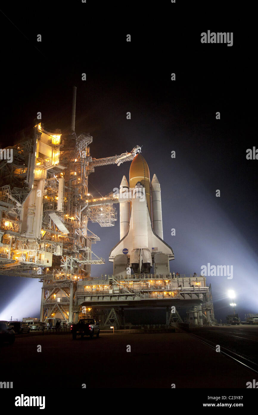 Lancio STS-133 alla NASA Kennedy Space Center in Florida, lo space shuttle Discovery in rampa di lancio Foto Stock