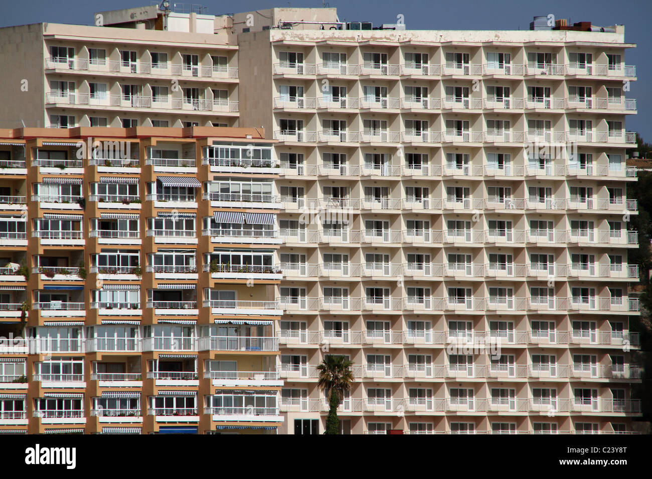 Grandi numeri di camere con balconi in hotel e complessi. Foto Stock
