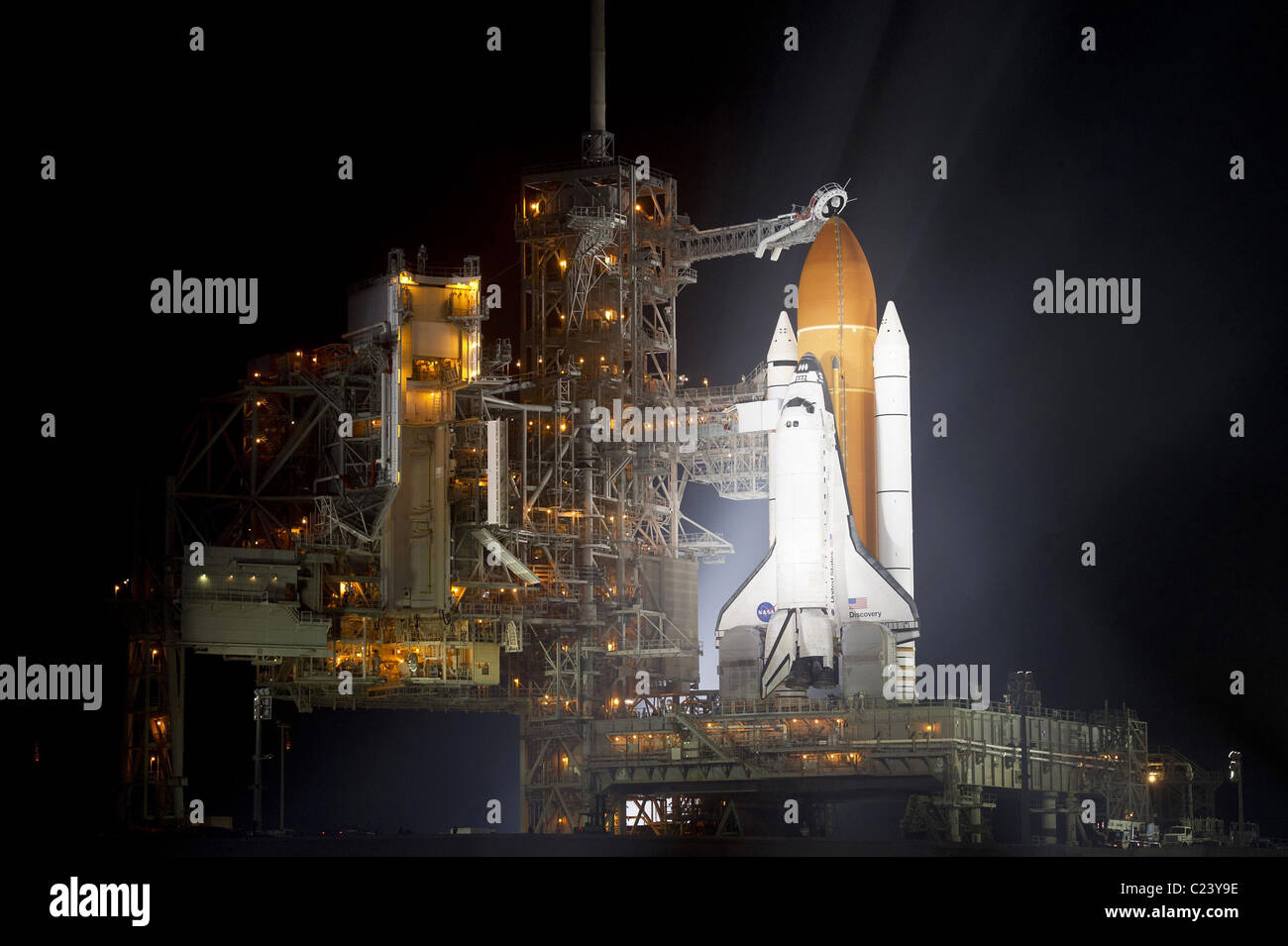 Lo space shuttle Discovery sulla rotazione di struttura di servizio Prepararsi per il lancio STS-133 Foto Stock