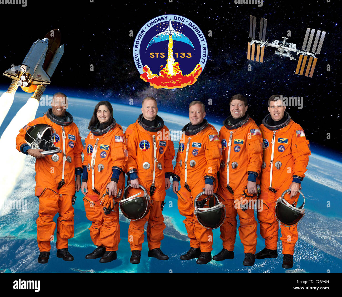 STS-133 equipaggio ritratto vestito in versioni di formazione del loro lancio shuttle-e-voce tute, sei astronauti Foto Stock