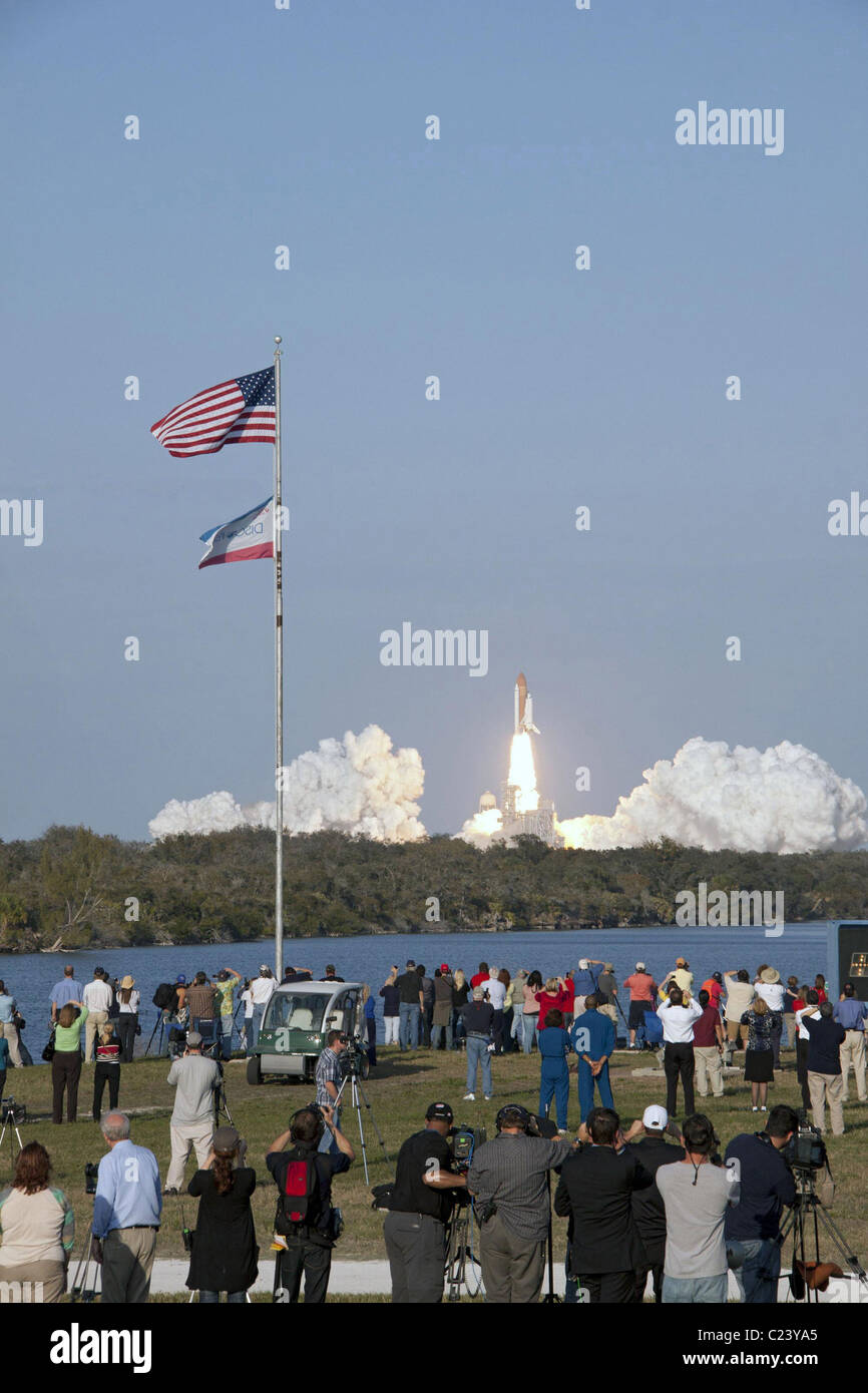 Lo space shuttle Discovery è il decollo da Launch Pad 39a in corrispondenza di NASA Kennedy Space Center in Florida STS-133 missione Foto Stock