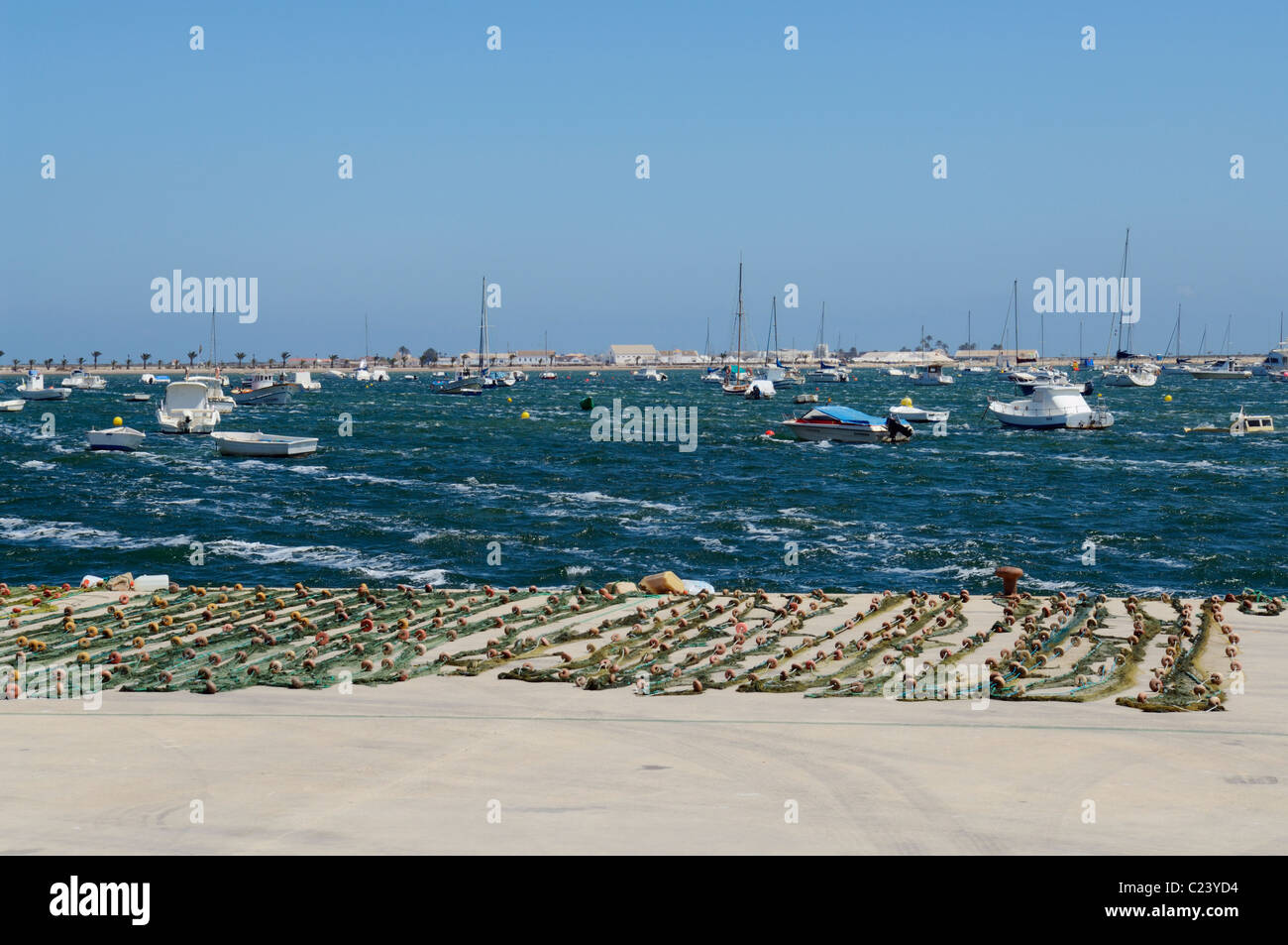 Le reti da pesca allineate sulla banchina del porto nel Mediterraneo Porto di San Pedro del Pinatar, Murcia, Spagna. Foto Stock
