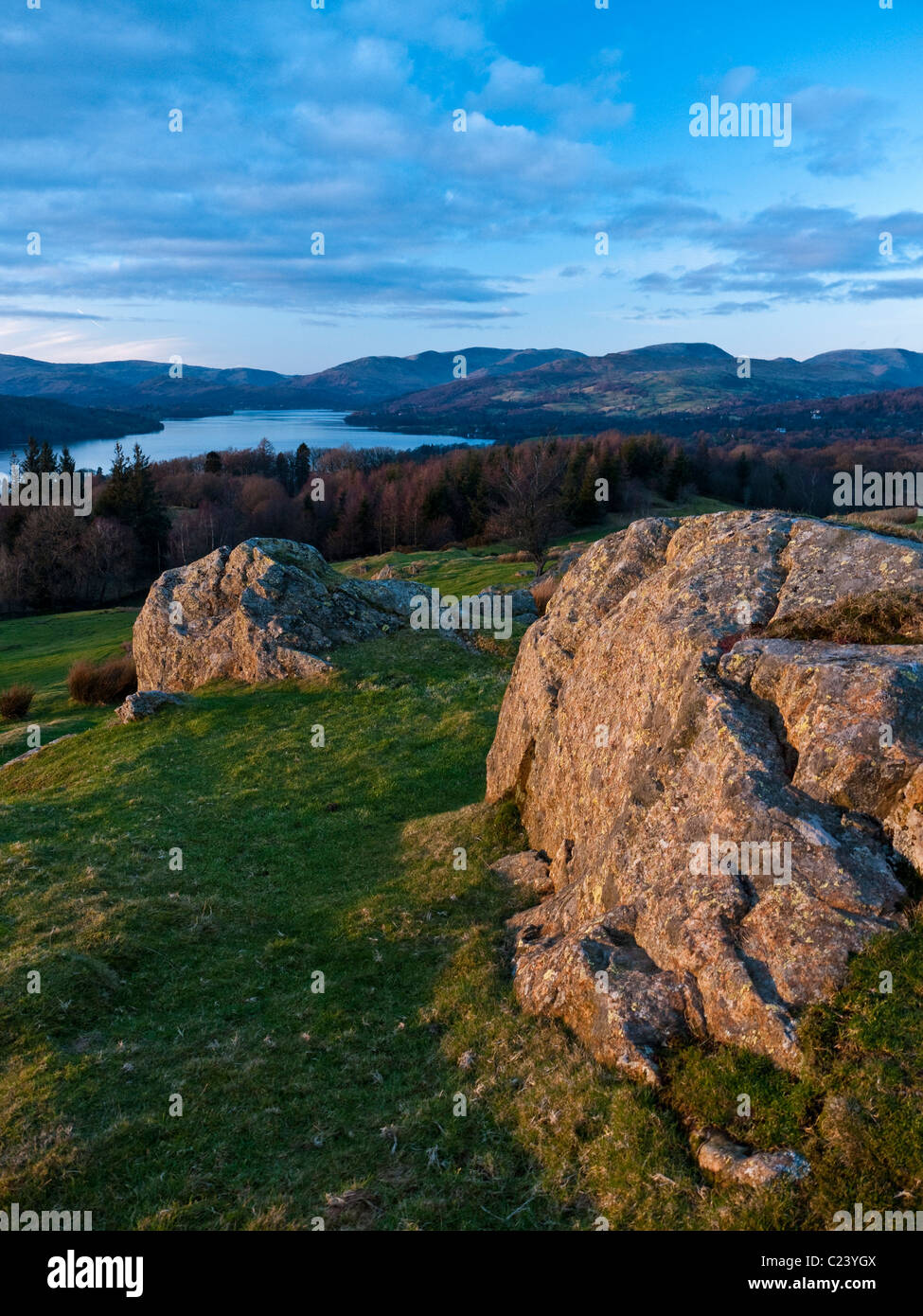 Vista di Windermere e distante fells da Brant cadde nel Lake District Cumbria Foto Stock