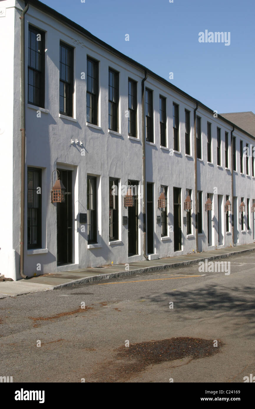 Una fila di luci e porte su un edificio. Foto Stock