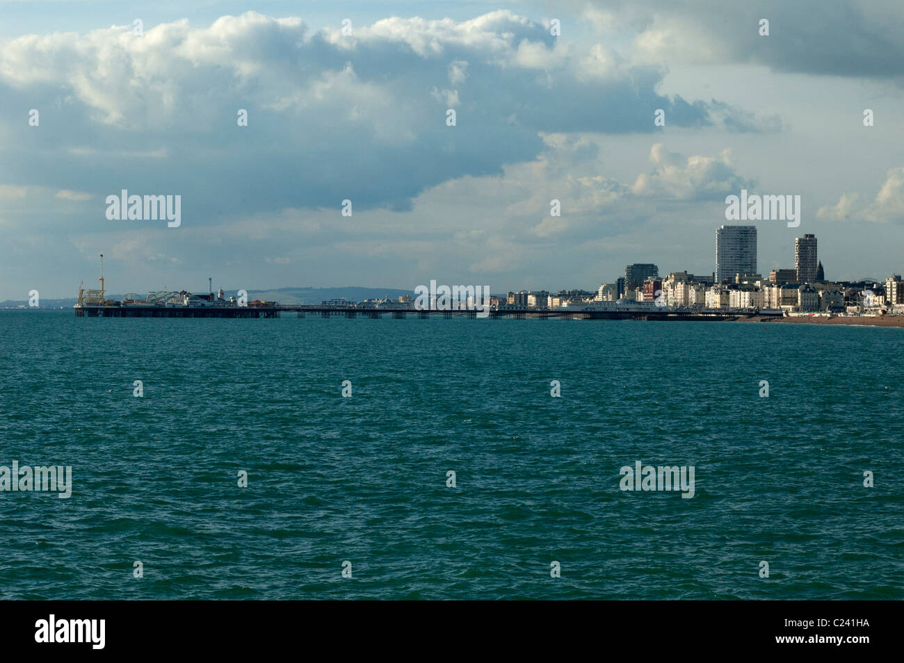 Vista del Molo di Brighton da Brighton Marina, presa in un giorno chiaro. Foto Stock