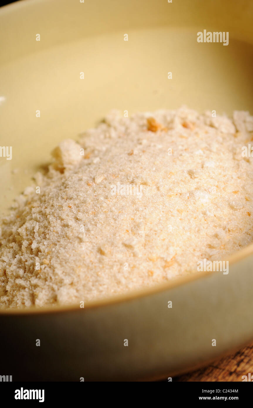 Foto di stock di mollica di pane in una ciotola. Foto Stock