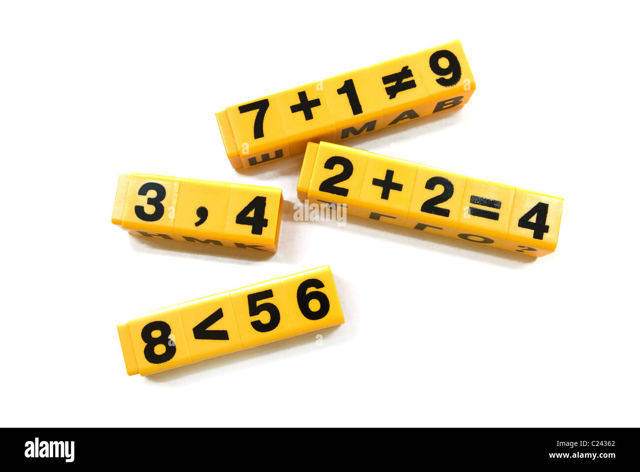 Operazioni matematiche sono su quadrati gialli. Foto Stock