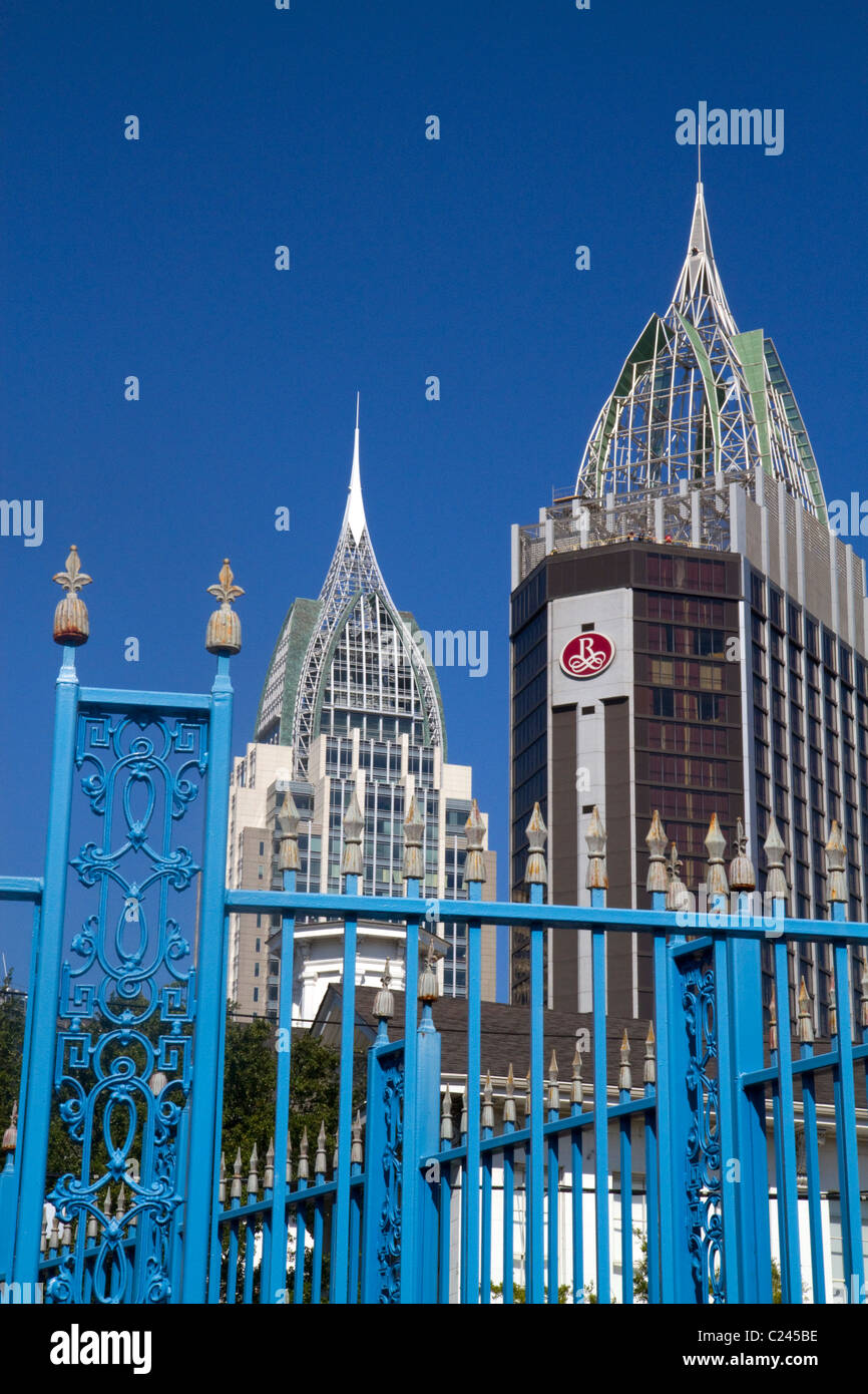 La battaglia di RSA casa torre e il Rinascimento Riverview Plaza Hotel nel centro cittadino di Mobile, Alabama, Stati Uniti d'America. Foto Stock