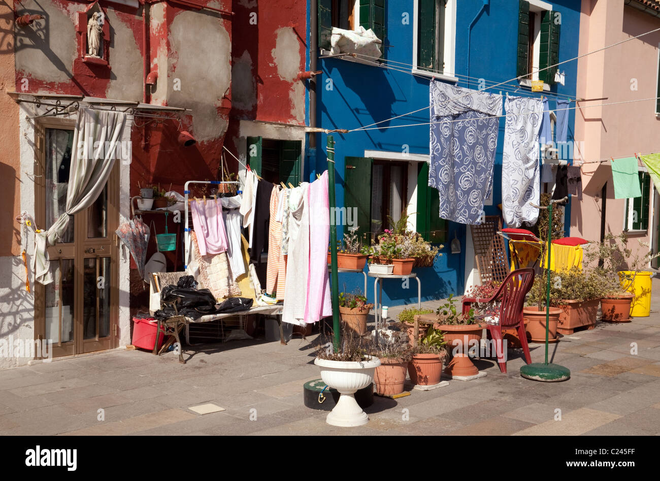 Tipico cortile di Burano con lavaggio, villaggio di Burano Venezia Italia Foto Stock