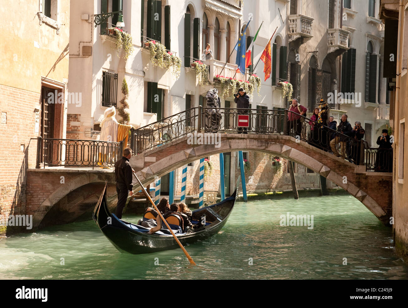 In gondola lungo i canali di Venezia all'hotel Colombina Foto Stock