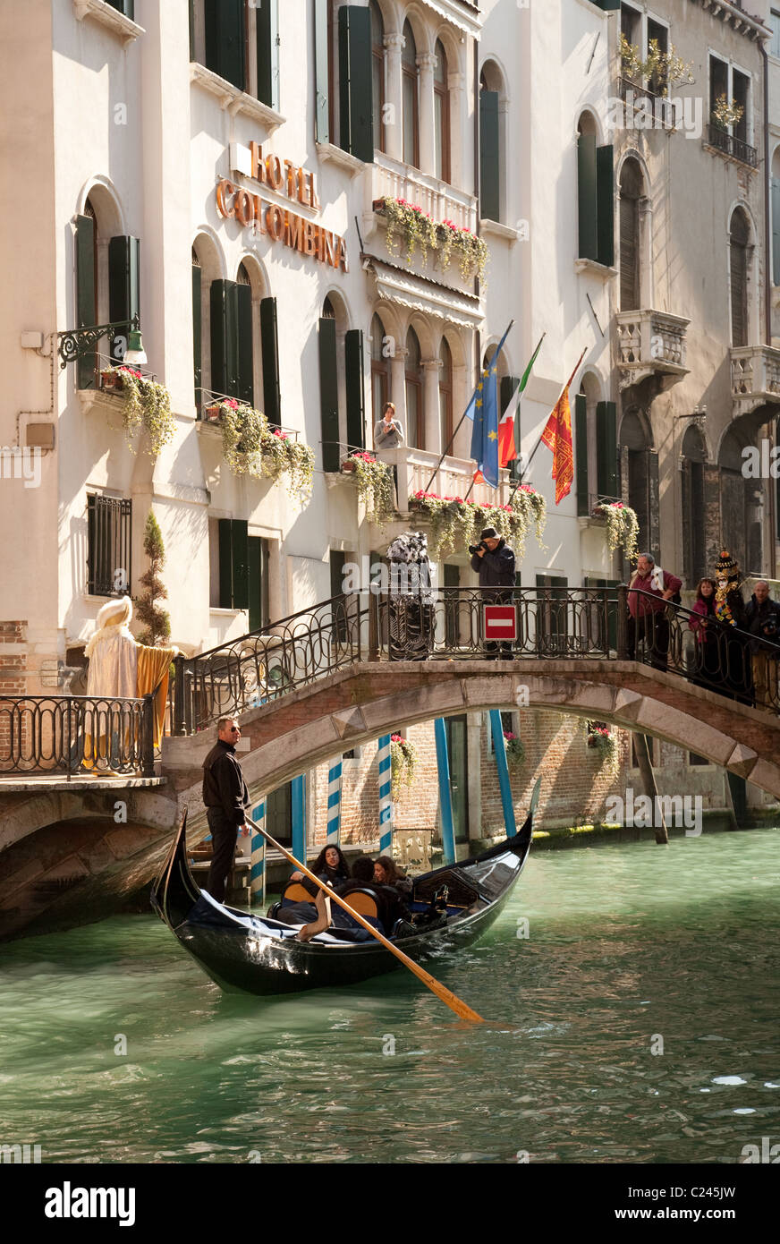 In gondola lungo i canali di Venezia all'Hotel Colombina Foto Stock