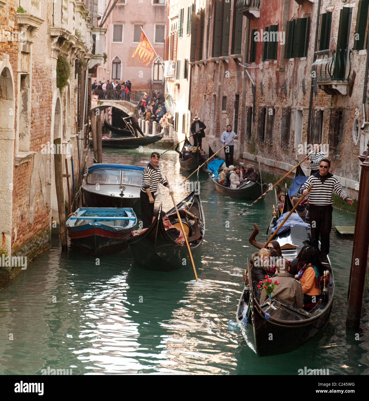 Affollati canali con gondole e altre imbarcazioni, Venezia Italia Foto Stock