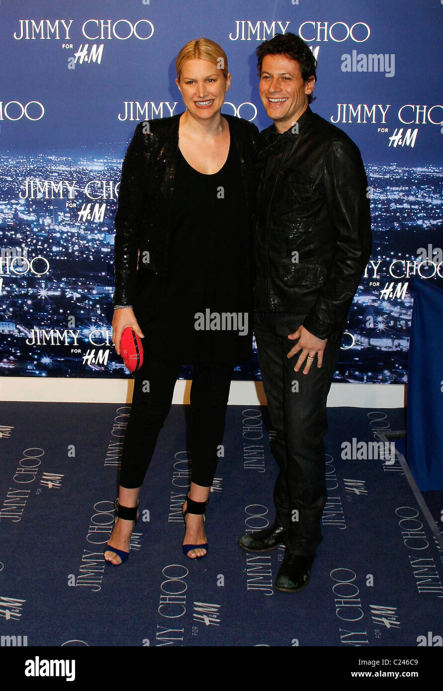 Alice Evans e Ioan Gruffudd arrivando a Jimmy Choo per H&M Launch Party  tenuto presso una residenza privata West Hollywood Foto stock - Alamy