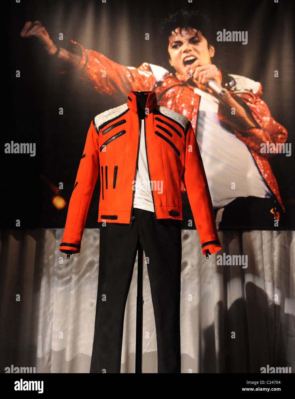 Giacca - Abbigliamento del Michael Jackson " Questo è l' esposizione all'O2  Arena di Londra - Inghilterra - 26.10.09 Foto stock - Alamy