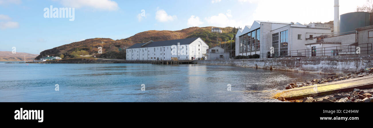 Caol Ila distilleria sull'isola di Islay visto da nord con l'Isle of Jura sullo sfondo a sinistra Foto Stock