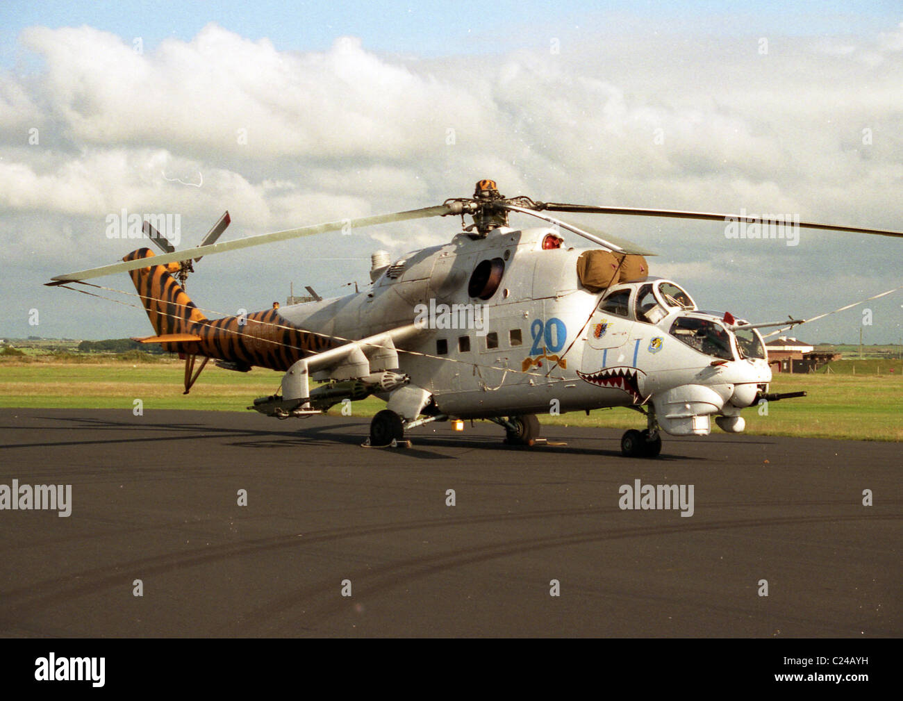 Il Mil Mi-24 (cirillico: Миль Ми-24, nato il nome di reporting 'Hind') è un grande elicottero gunship (e attacco elicottero)[1] e il CAN basso Foto Stock