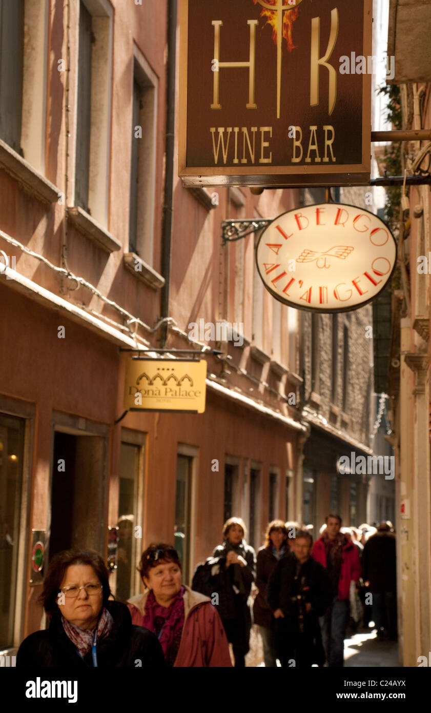 HK wine bar e la gente in una strada stretta, Venezia, Italia Foto Stock