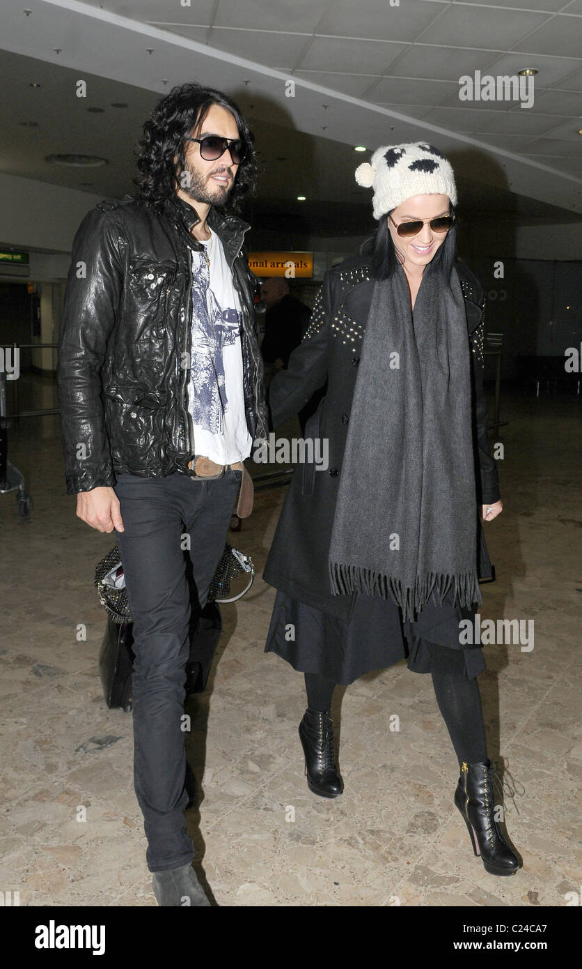 Russell Brand e Katy Perry all'aeroporto di Heathrow. Russell aspettato nervosamente per Katy per arrivare, egli è stato la stimolazione su e giù e Foto Stock