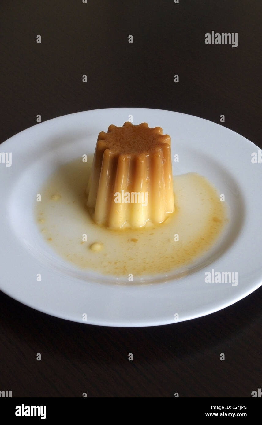 Creme Caramel Dessert su una piastra bianca Foto Stock