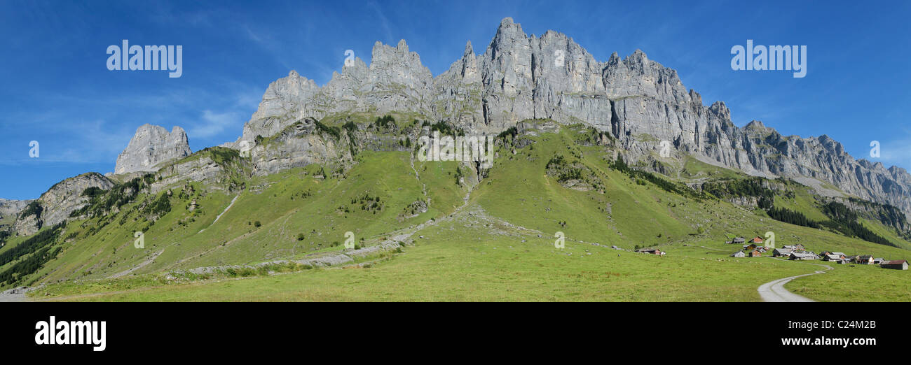 Panorama di montagna al Urner Boden, un altopiano a metà strada fino la Glarner lato del Klausen Pass, Glarona, Svizzera. Foto Stock