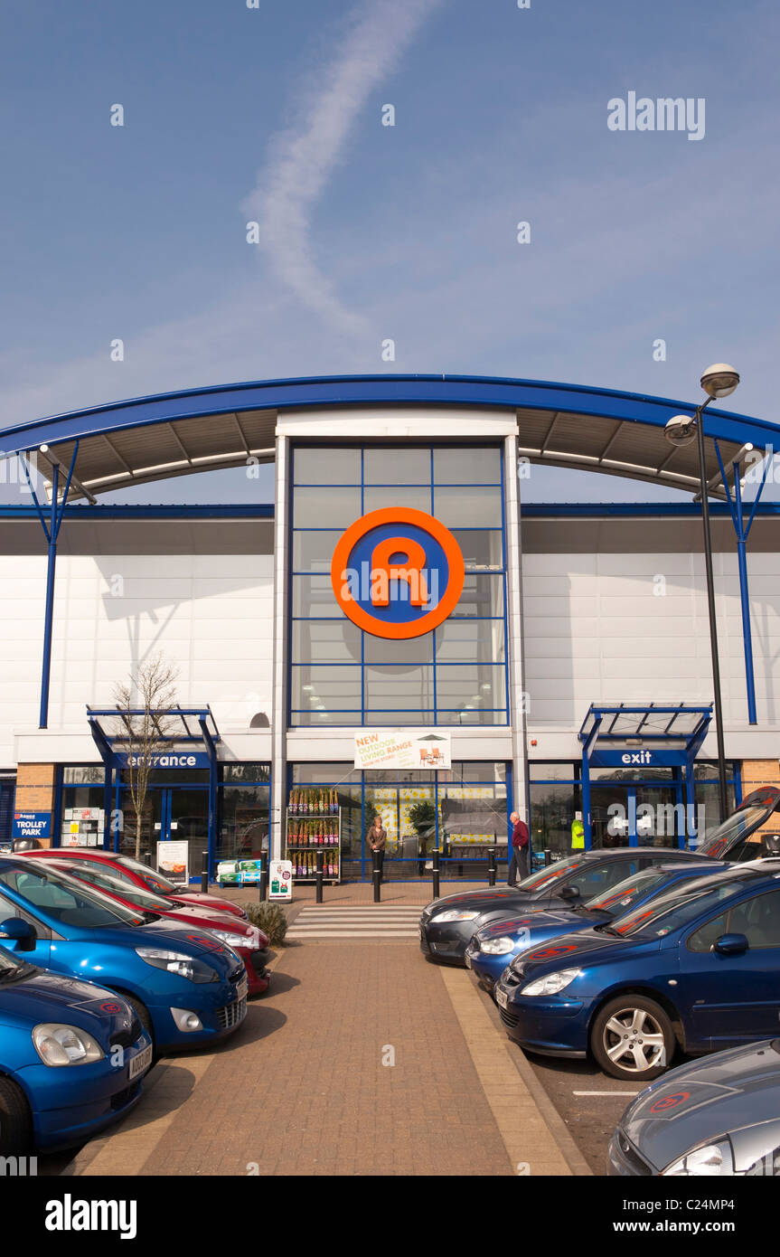La gamma di vendita superstore home , tempo libero e prodotti da giardino a Longwater Retail Park in Norwich , Norfolk , Inghilterra , Regno Unito Foto Stock La gamma di vendita superstore home , tempo libero e prodotti da giardino a Longwater Retail Park in Norwich , Norfolk , Inghilterra , Regno Unito Foto Stock