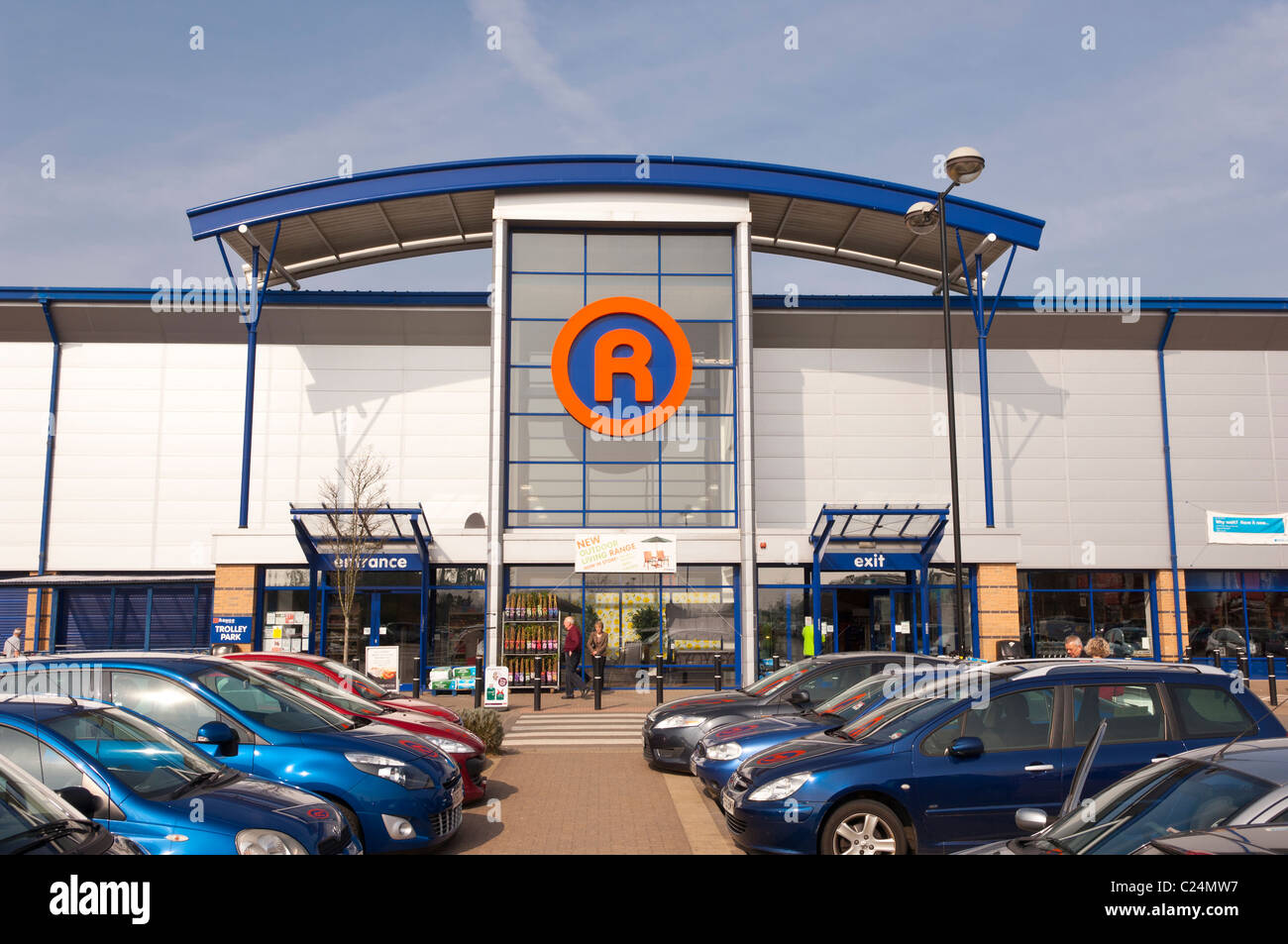 La gamma di vendita superstore home , tempo libero e prodotti da giardino a Longwater Retail Park in Norwich , Norfolk , Inghilterra , Regno Unito Foto Stock La gamma di vendita superstore home , tempo libero e prodotti da giardino a Longwater Retail Park in Norwich , Norfolk , Inghilterra , Regno Unito Foto Stock