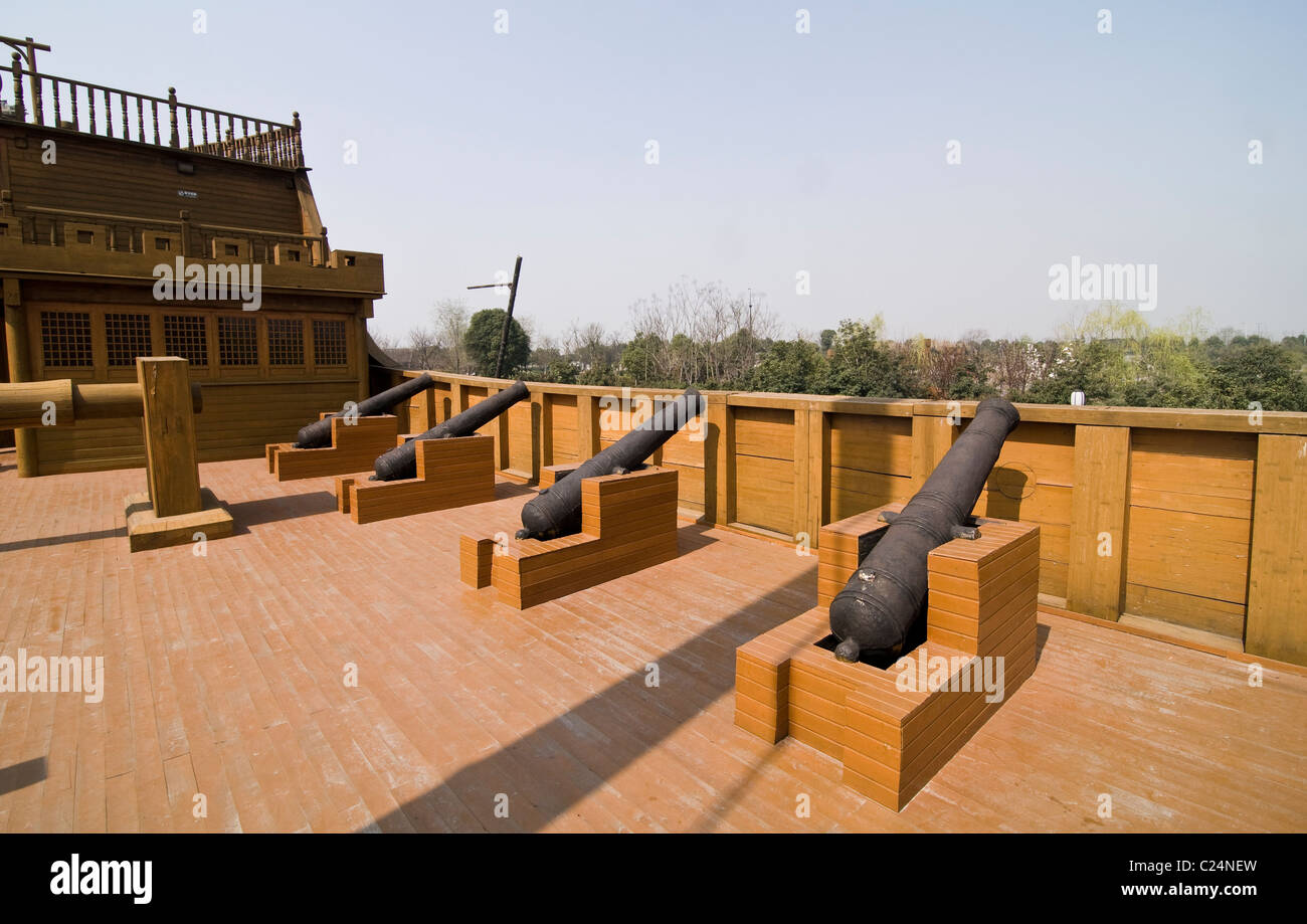 Una replica in legno di uno dei grandi navi utilizzate dal famoso esploratore cinese Zheng He nel cantiere navale in Nanjing. Foto Stock