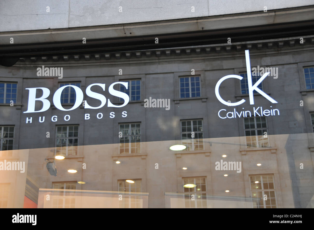 Hugo Boss Calvin Klein designer loghi etichette branding riflessioni di qualità Foto Stock
