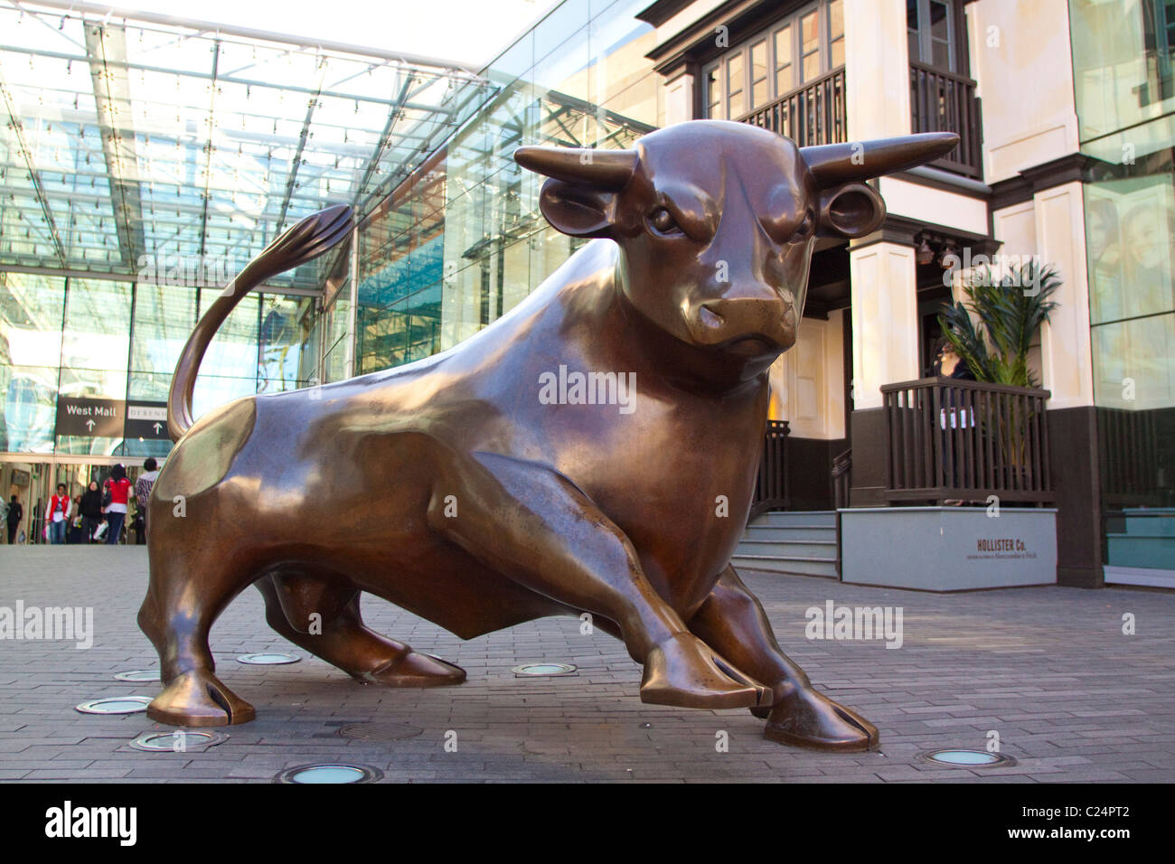 Brummie il toro, la Corrida Bull presso l'entrata principale dell'edificio a ovest, Bullring Shopping Centre, Birmingham, UK 116760 Foto Stock