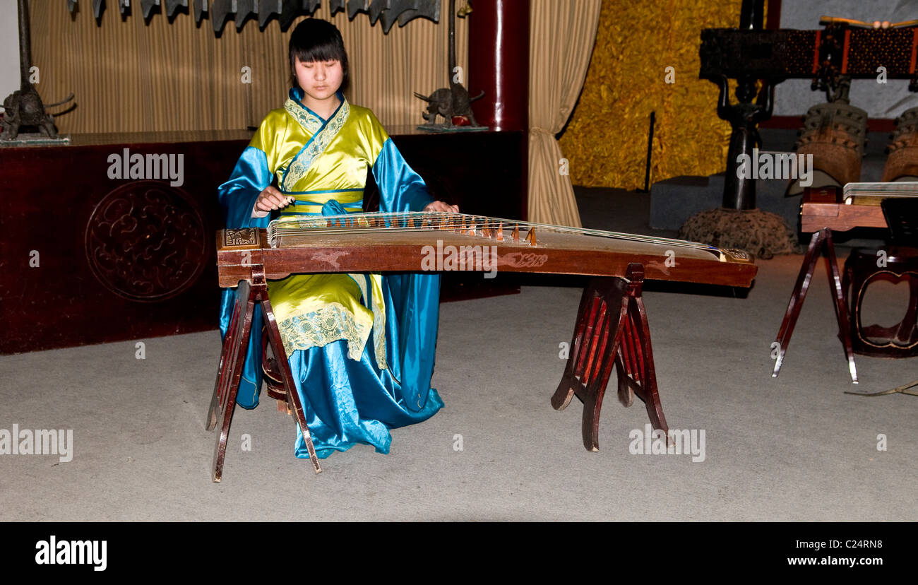 Un musicista cinese giocando la Zheng- un cinese tradizionale strumento a corda. Foto Stock