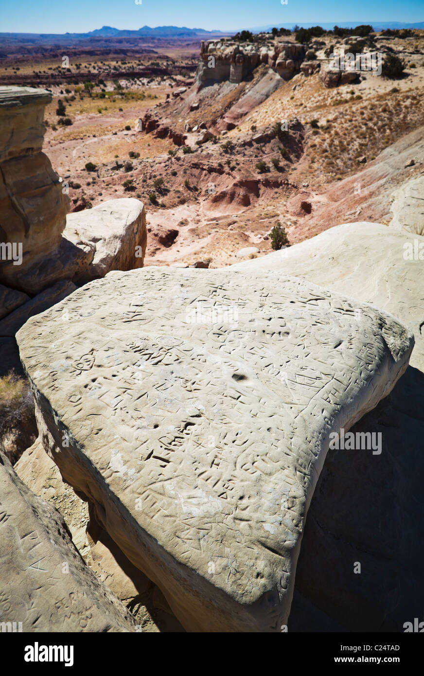 Una roccia arenaria a una sosta lungo la Interstate Highway 70 in Utah centrale con molti nomi e date intagliato nella sua superficie. Foto Stock