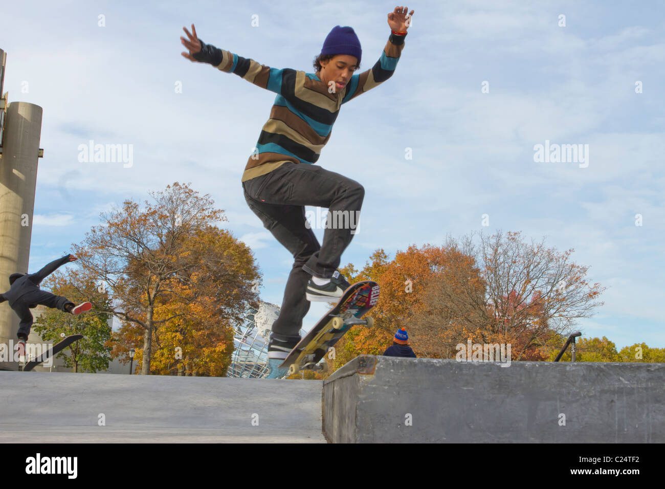 Giovani skateboarders a Maloof Skatepark in Flushing Meadow Park Foto Stock