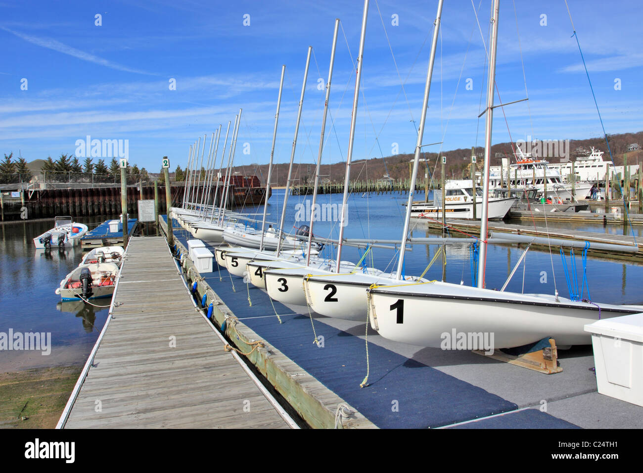 Barche ormeggiate per l'inverno, Port Jefferson, Long Island NY Foto Stock