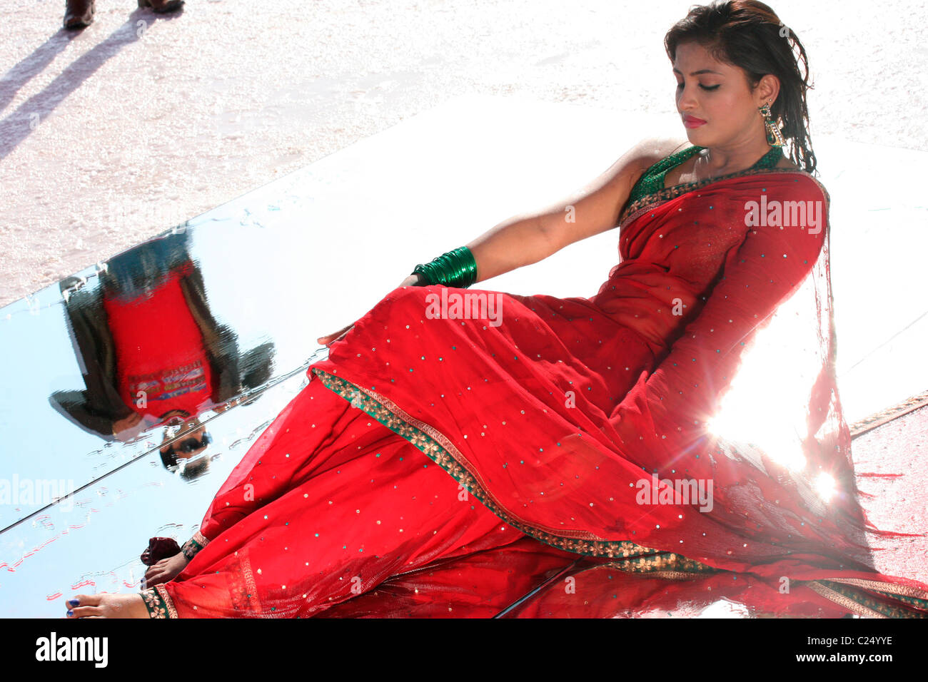 Ragazza indiana indossando saree Foto Stock