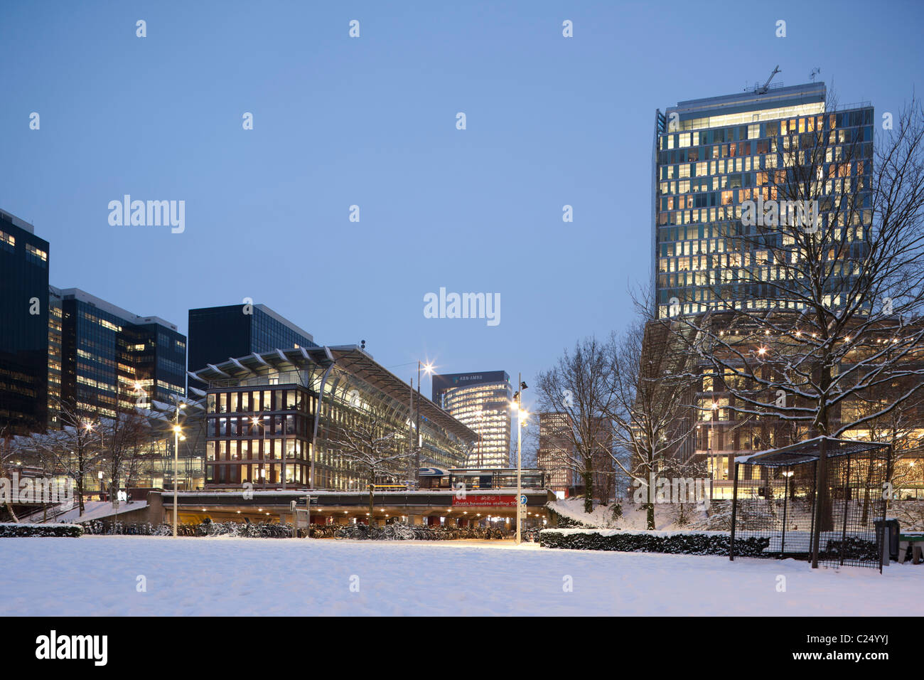 WTC World Trade Center di Amsterdam sul Zuidas central business district cbd in inverno la neve. Nauta AbnAmro ABN-Amro banca uffici Foto Stock