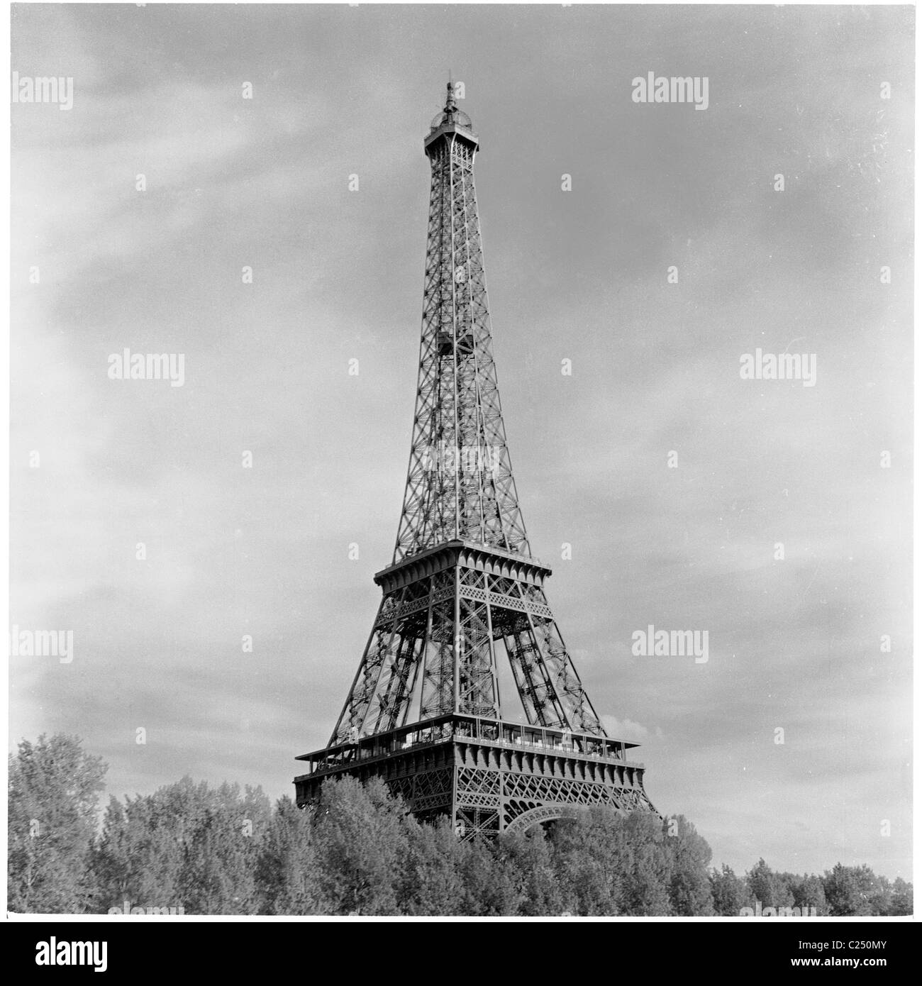 Parigi, Francia, 1950. La famosa torre a traliccio in ferro battuto, la Torre Eiffel in questa storica immagine di J Allan Cash. Ha aperto nel 1889. Foto Stock