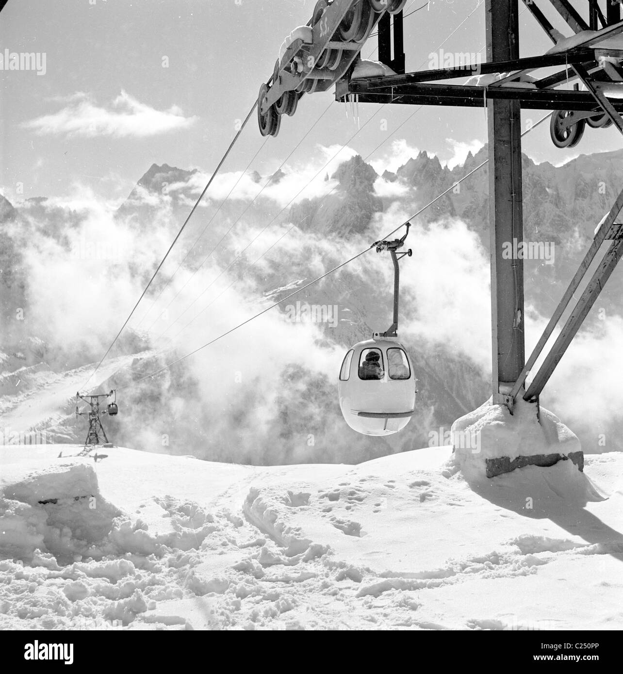 Francia,1950s. Una fotografia da J Allan contanti di un piccolo sci pod o funivia salendo su per la montagna. Foto Stock