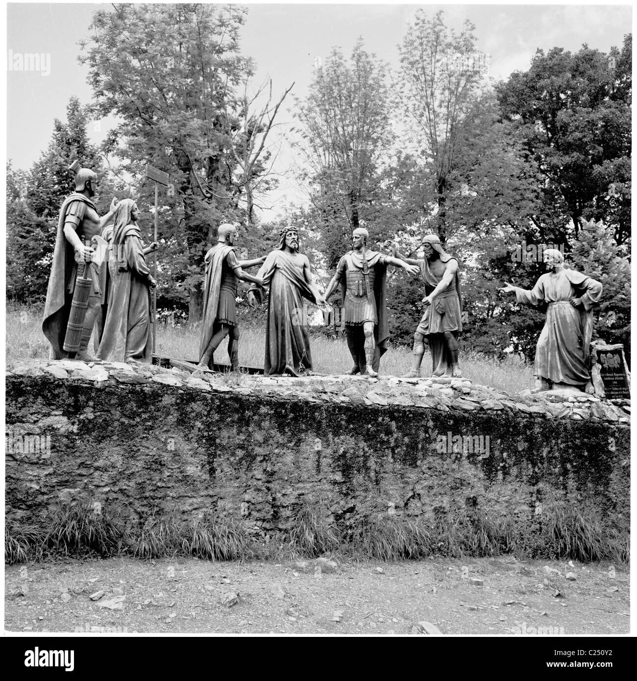 1950s, le stazioni della Croce, Lourdes, Francia, figure di grandezza della vita del cammino di Gesù verso la sua Crocifissione, come è spogliato delle sue vesti. Foto Stock