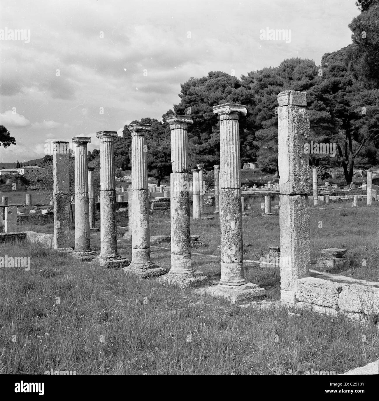 La Grecia, 1950s. Vista di alcune delle antiche rovine della Palestra all'Olympia. Foto Stock