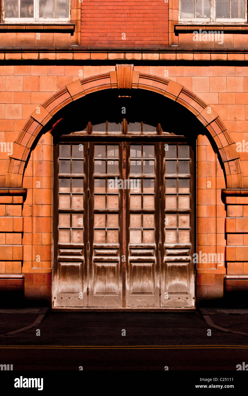 Le porte in legno della ex stazione dei vigili del fuoco, Manchester, Inghilterra, Regno Unito Foto Stock