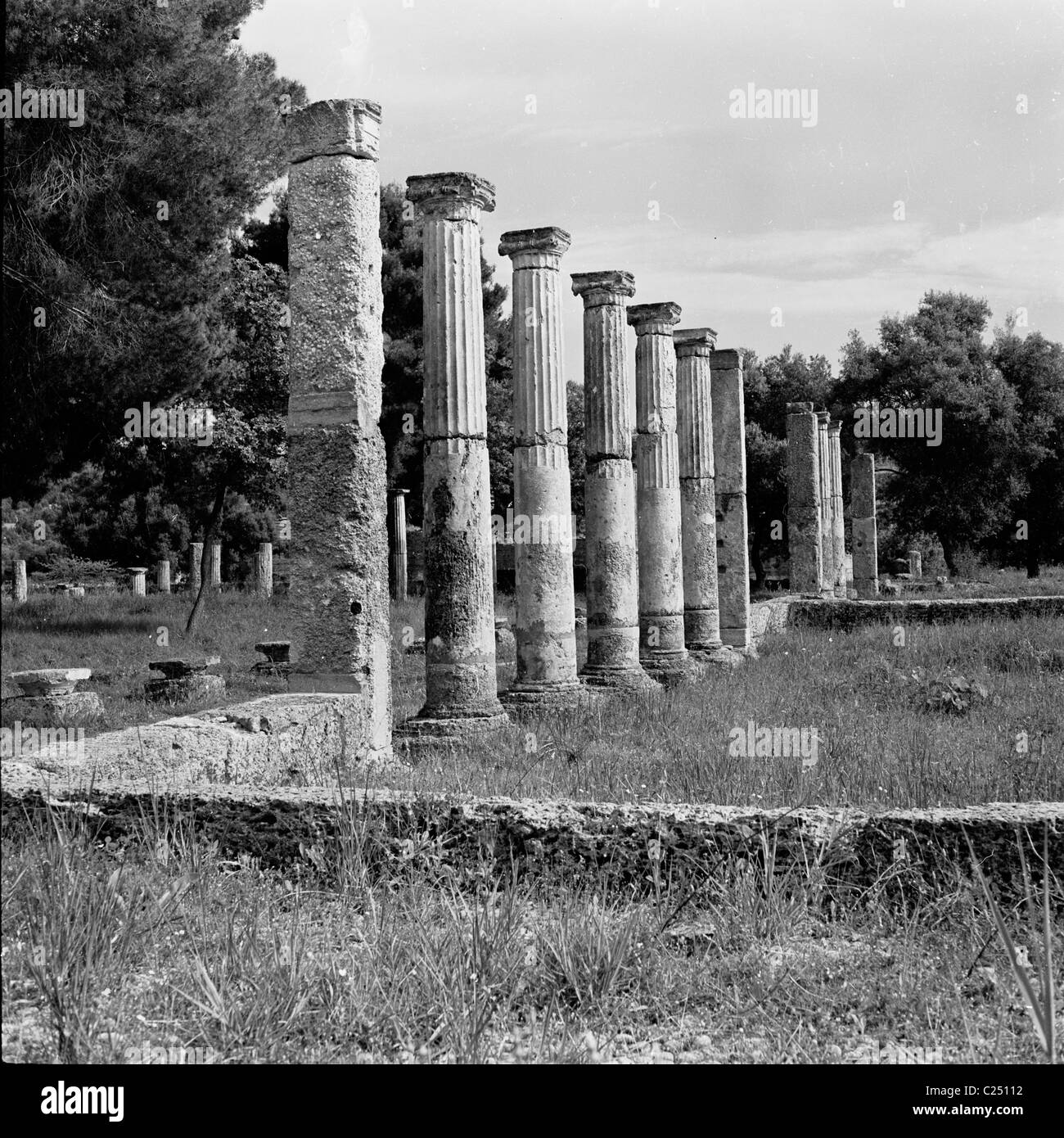 Greeece, 1950s. Vista di alcune delle antiche rovine della Palestra all'Olympia. Foto Stock