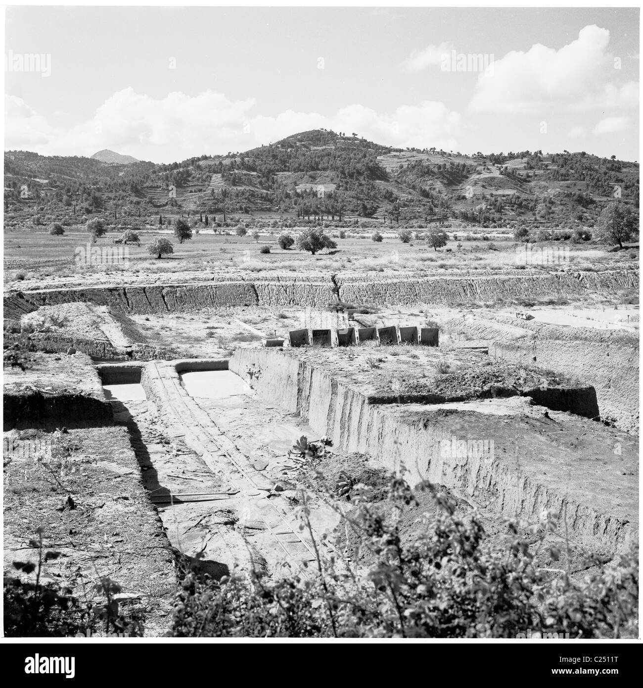 Anni '1950, una fotografia di J Allan Cash del paesaggio e degli scavi nel sito archeologico dell'antico stadio olimpico di Olimpia, in Grecia. Foto Stock